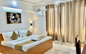 Aura Luxury Studio I Couple Friendly I Near Golf Course Road, Sector 57, Gurgaon